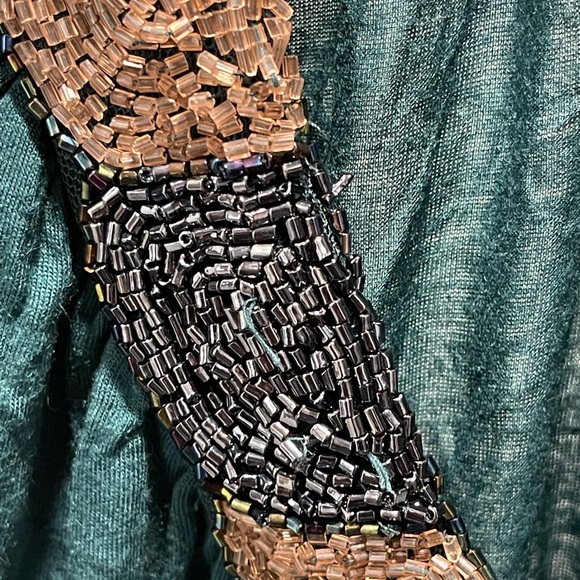 🛑 Teal Short-Sleeved Top with a V-Neck and Beaded Embellishment - Picture 5 of 7